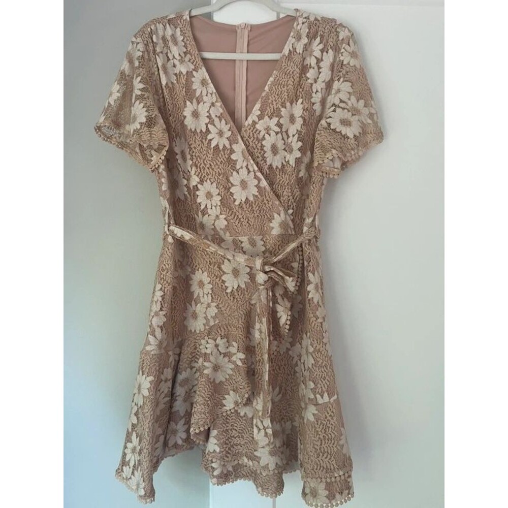 City Tringles tan lace floral women dress. Size XL.